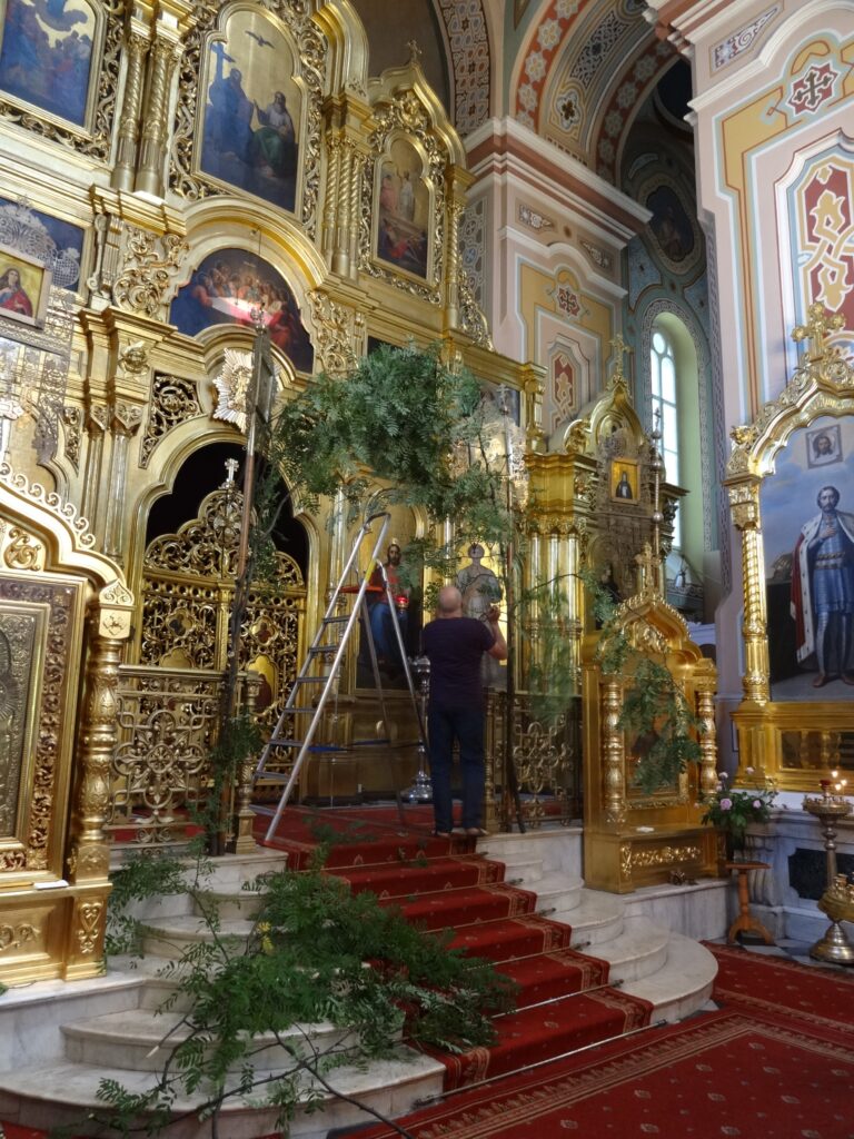 Przygotowania do Zielonych Świątek w cerkwi Marii Magdaleny w Warszawie (2017)