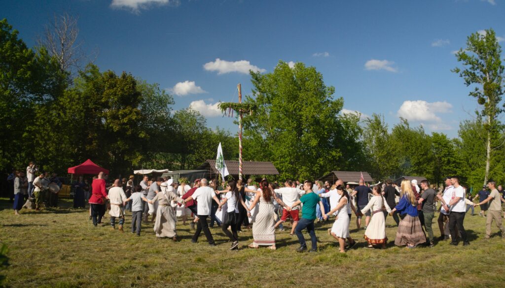 Taniec wokół Słupa Majowego podczas obchodów święta Stado w Sulistrowicach (2019)