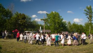 Taniec wokół Słupa Majowego podczas obchodów święta Stado w Sulistrowicach (2019)